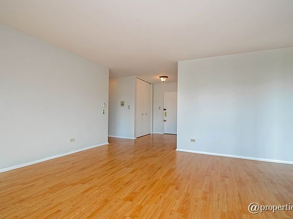 Entry/Living Room
