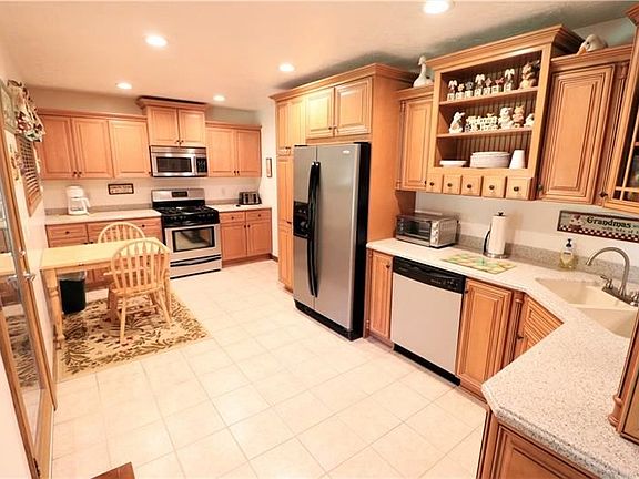 2nd image of 203 Edgewood Dr