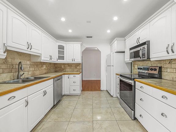 4th image of 2335 NW 81st Avenue
