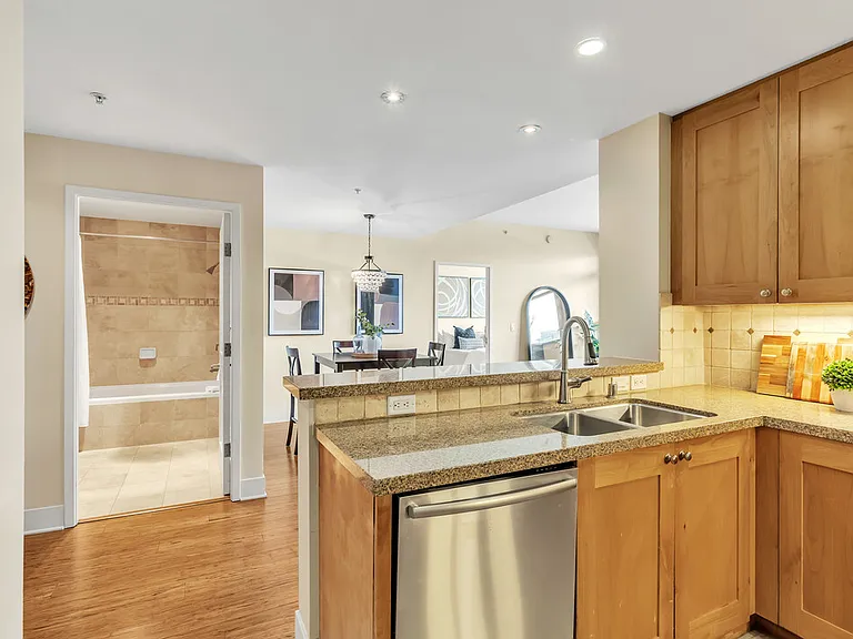 700 W East St #1905 — Photo 10