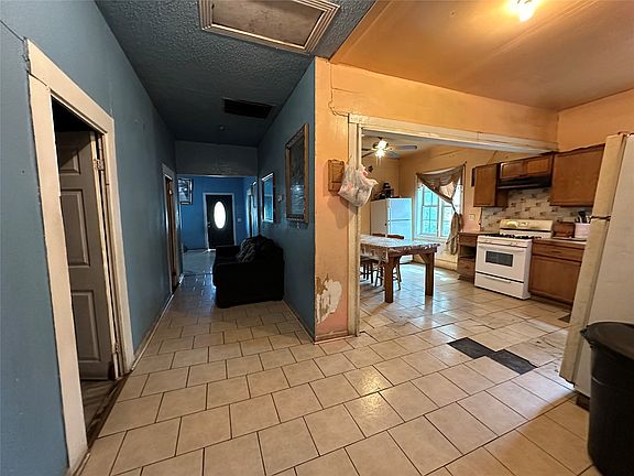 3rd image of 610 W 13th Ave