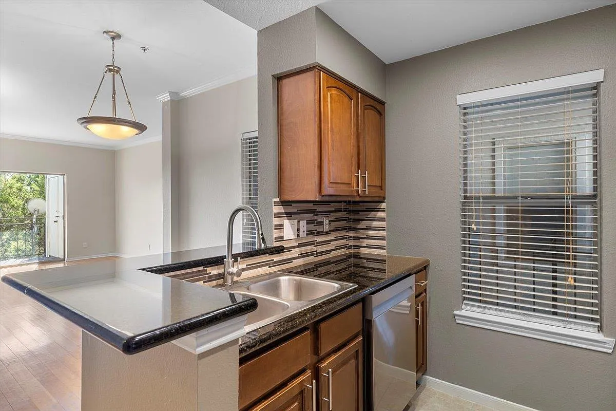 2 bed, 2.0 bath, 918 sqft, $1,750 — Photo 4