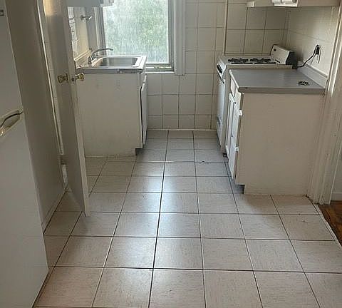3rd image of 230 E 29th St APT 17