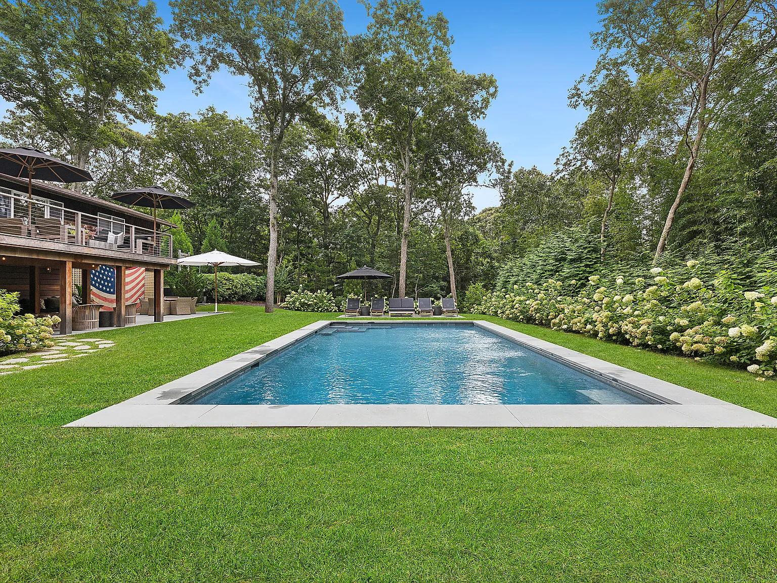 Coastal Retreat Near Gardner's Bay — Photo 3