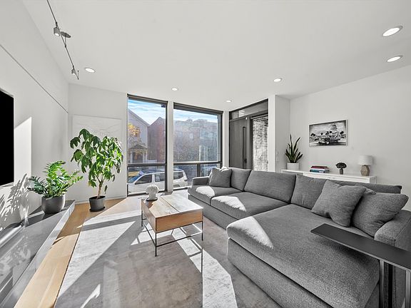 4th image of 2116 W Race Ave