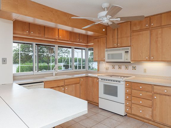 3rd image of 324 Kent Dr