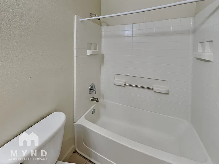 1421 E Robert St — Photo 20