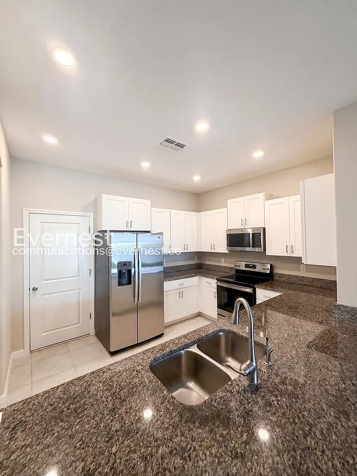 3 bed, 2.0 bath, 1796 sqft, $2,000 — Photo 4
