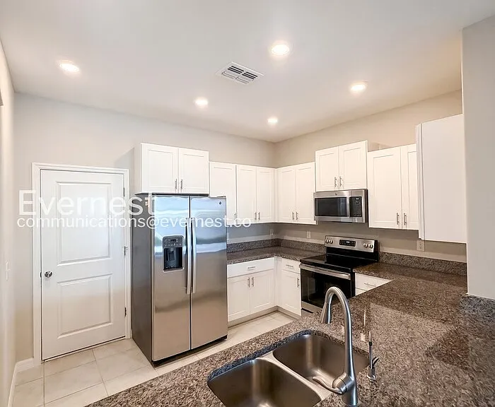 946 Royal Empress Dr — Photo 4