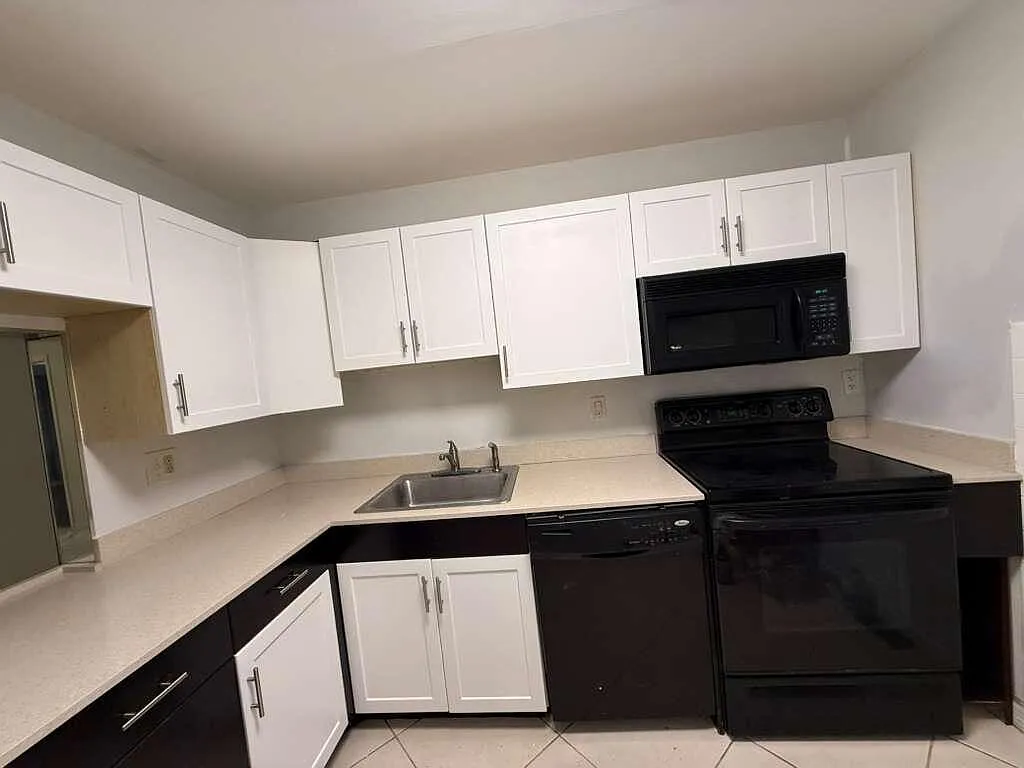 Building Photo - 3550 NW 104th Ave #33
