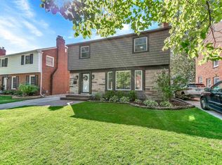 1725 Newcastle Rd, Grosse Pointe Woods, MI 48236
