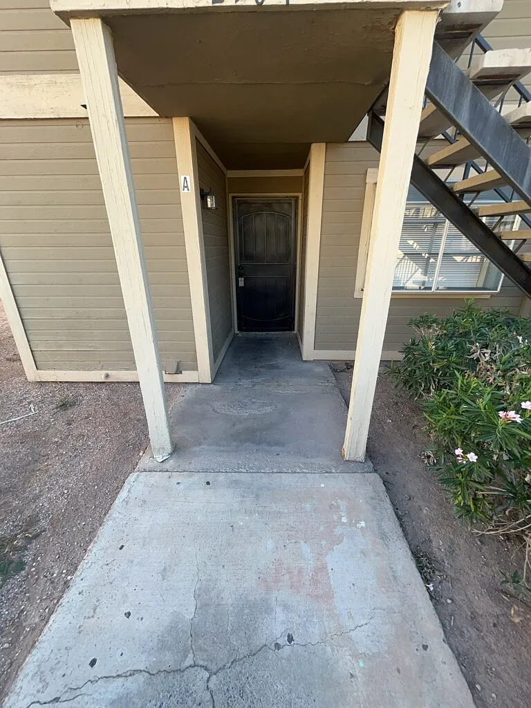 2 bed, 1.0 bath, 800 sqft, $975 — Photo 2