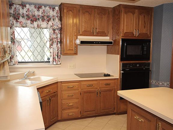 3rd image of 6217 Sandybrook Dr