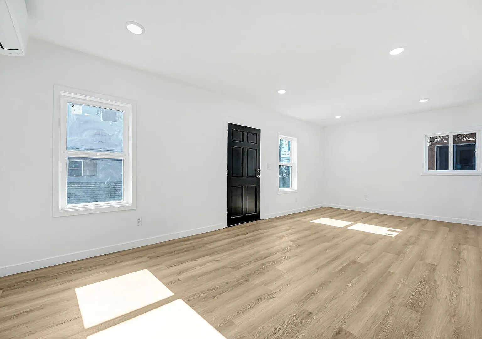 Newly Remodeled 1 Bedroom / 1 Bath With In-Unit Laundry In The Heart Of Hollywood! — Photo 4