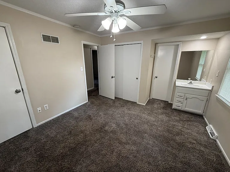 308 NE Lakeview Dr — Photo 14