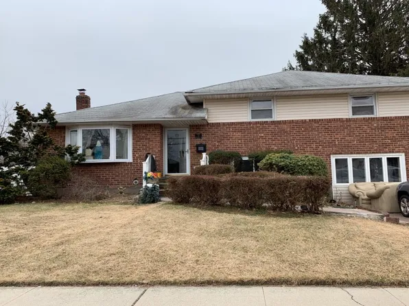 11 Berryhill Ln, Bethpage, NY 11714