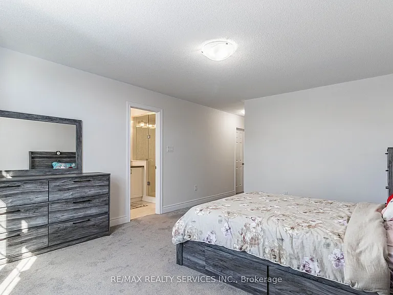 17 Overstone Rd E — Photo 13
