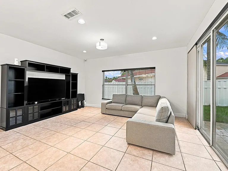1115 SW 180th Ter — Photo 20