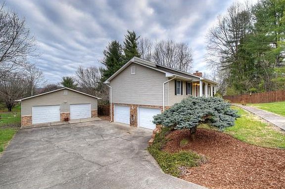 3rd image of 813 S Sherbrooke Cir