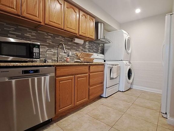 4th image of 1179 E Greenbriar Ln #D