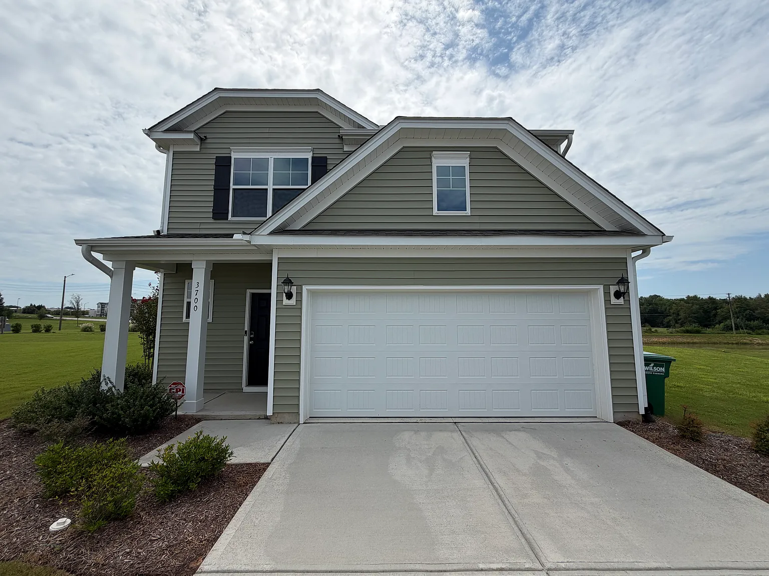 3 bed, 2.5 bath, 1893 sqft, $2,295 — Photo 2