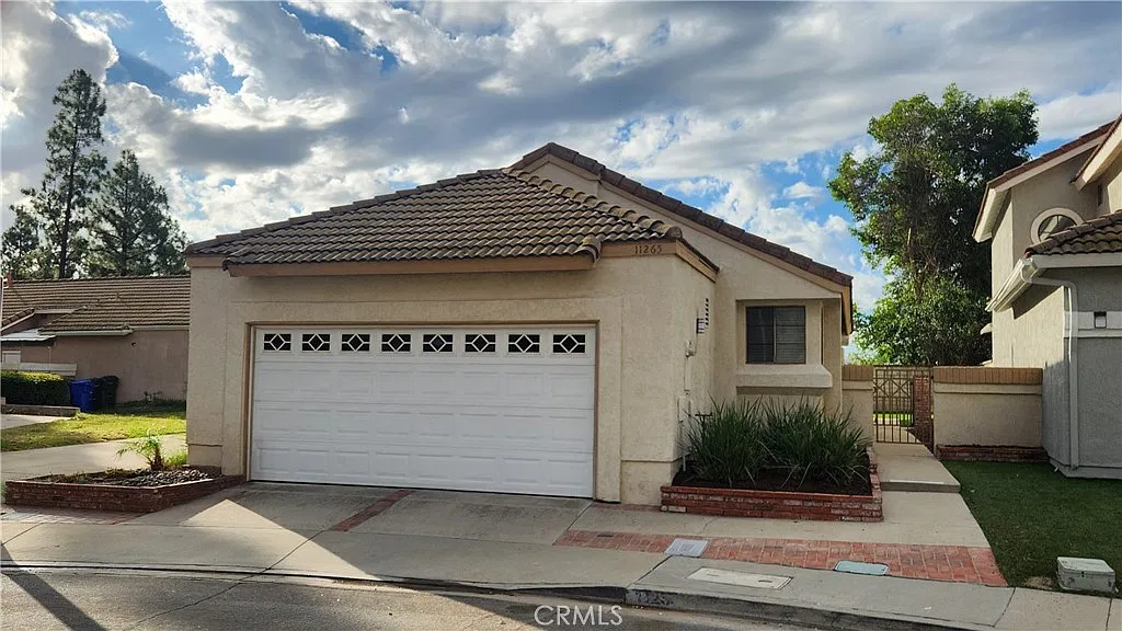 3 bed, 1089 sqft, $3,100 — Photo 1