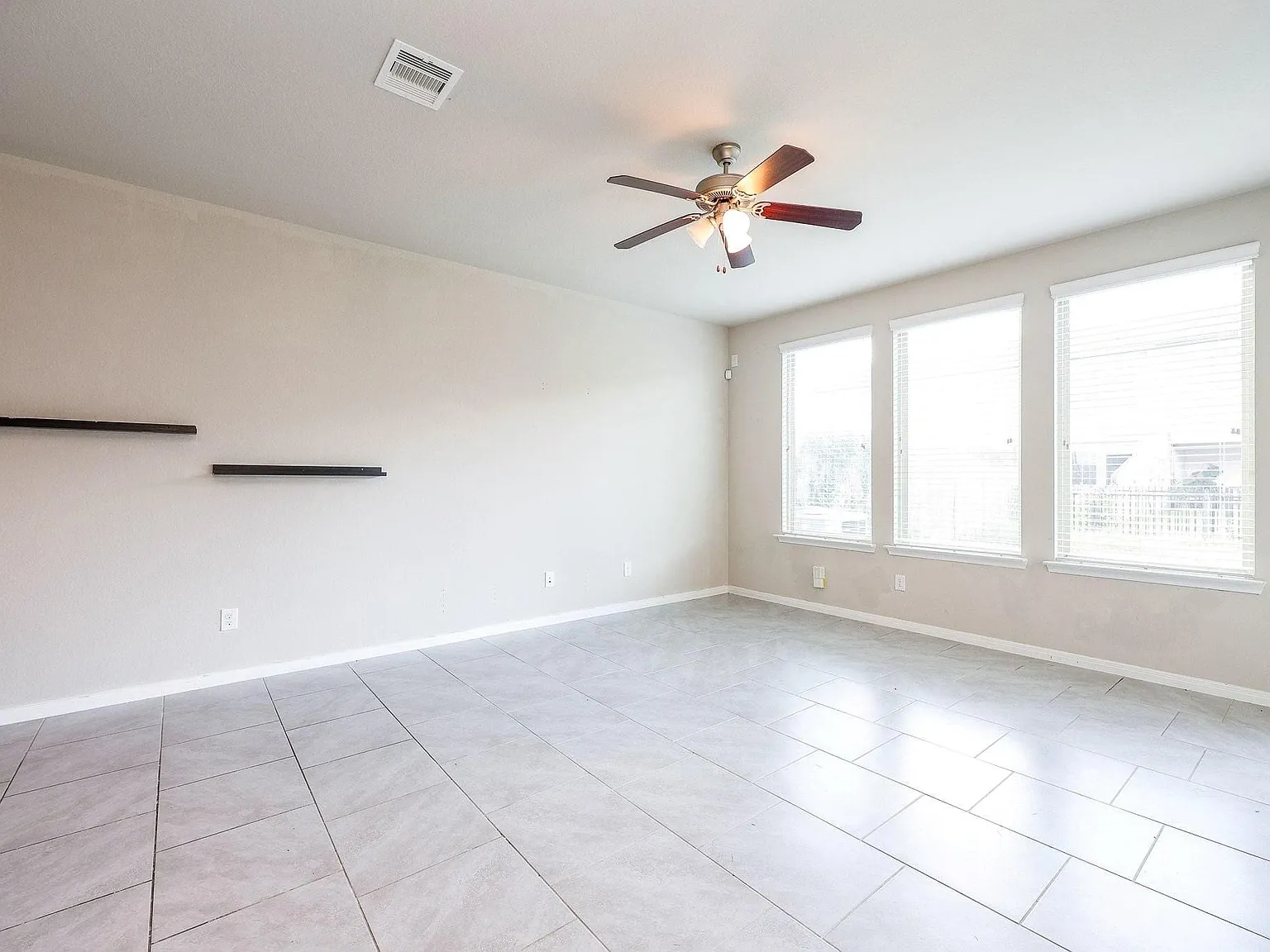 3 bed, 2.5 bath, 1964 sqft, $2,200 — Photo 4