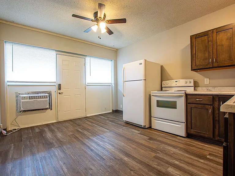 11501 Richland Dr — Photo 2