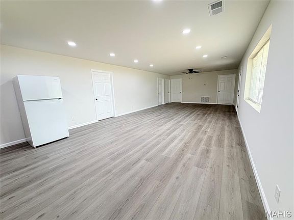 5th image of 211 Maple St