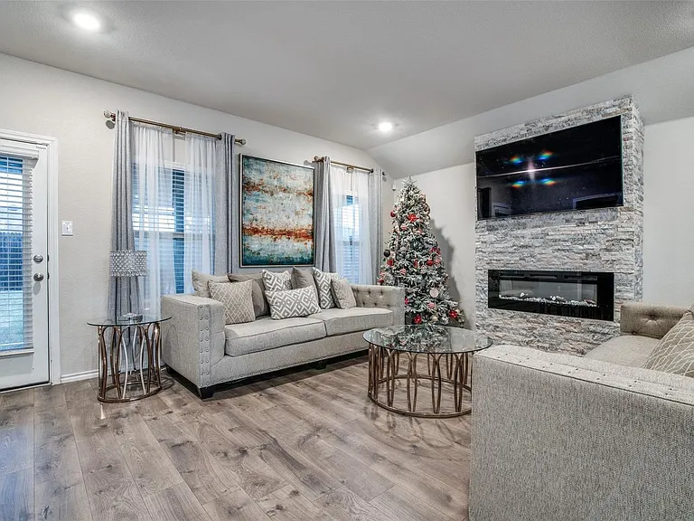 1829 Strongbark Dr — Photo 2