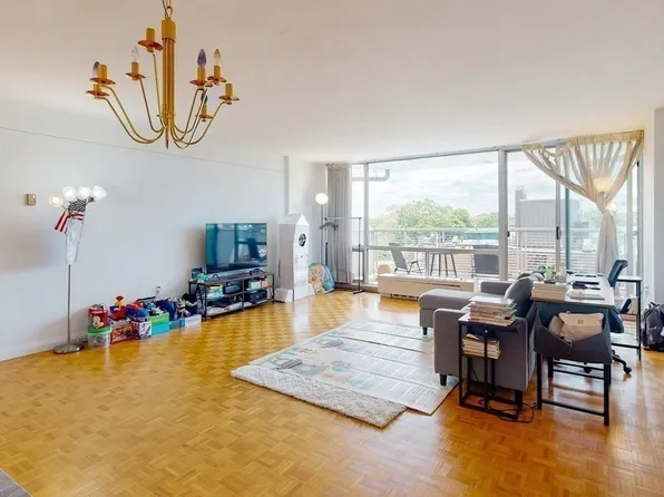 45 Longwood Ave APT 812, Brookline, MA 02446
