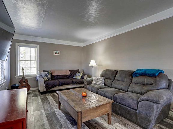 4th image of 2609 E Walnut St