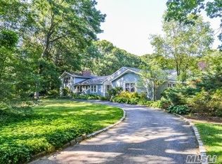 692 Donna Dr, Oyster Bay, NY 11771