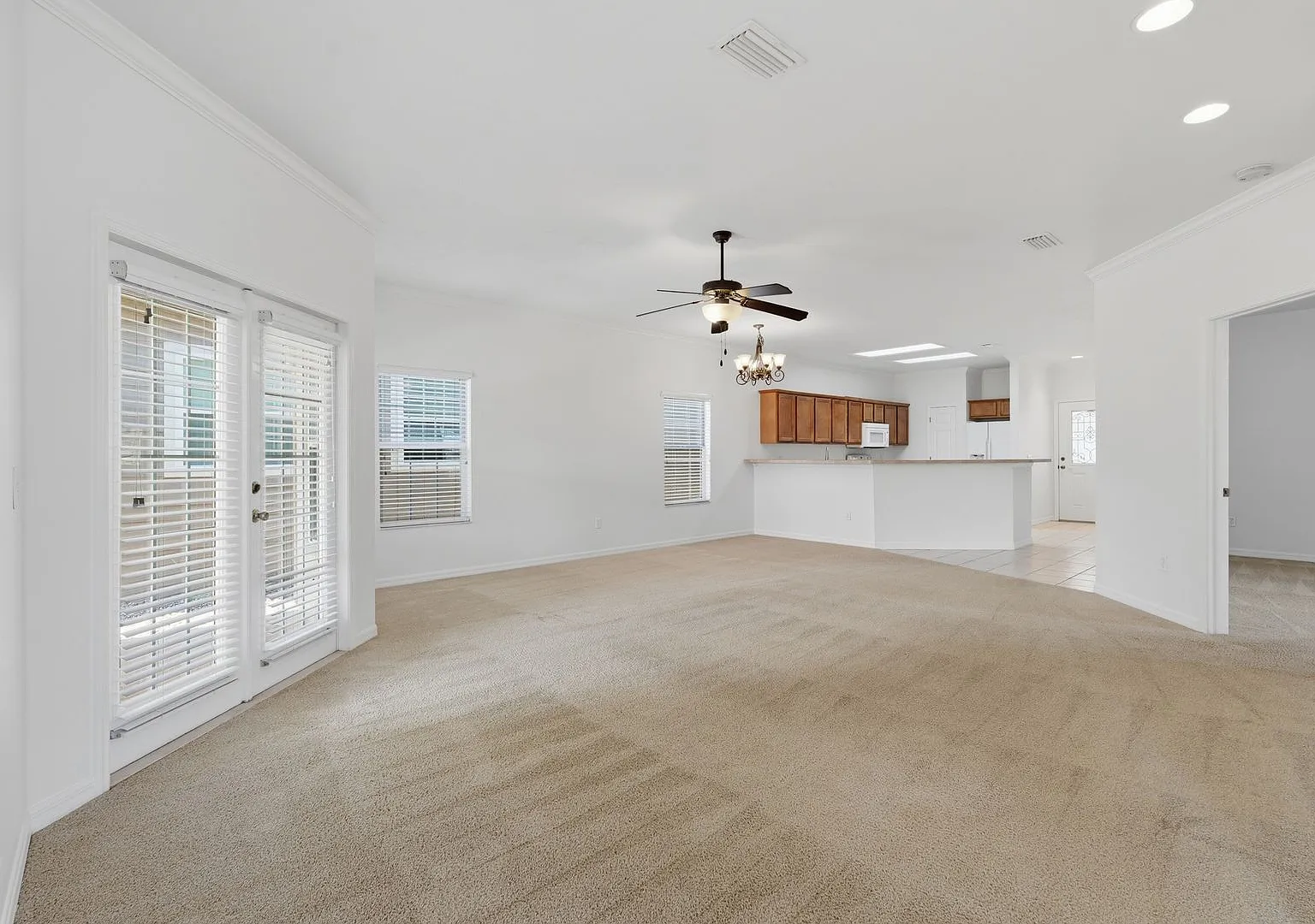 Move in ready - Convenient Location- Freshly Painted interior! — Photo 3