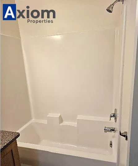 Beautiful 3 bedroom 1 bathroom apartment available now! — Photo 41