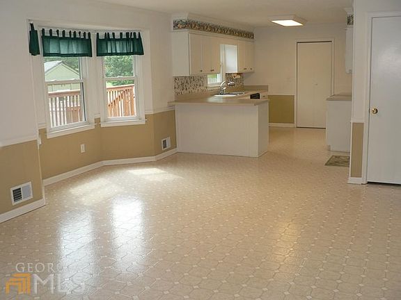 5th image of 155 Marilyn Dr E