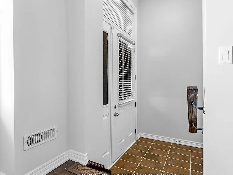 534 Stream Cres — Photo 32