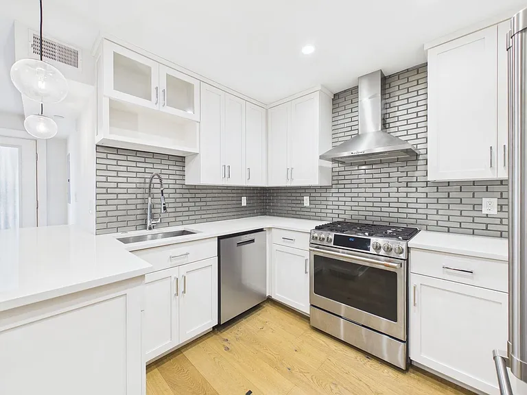 212 Bainbridge St #3 — Photo 8