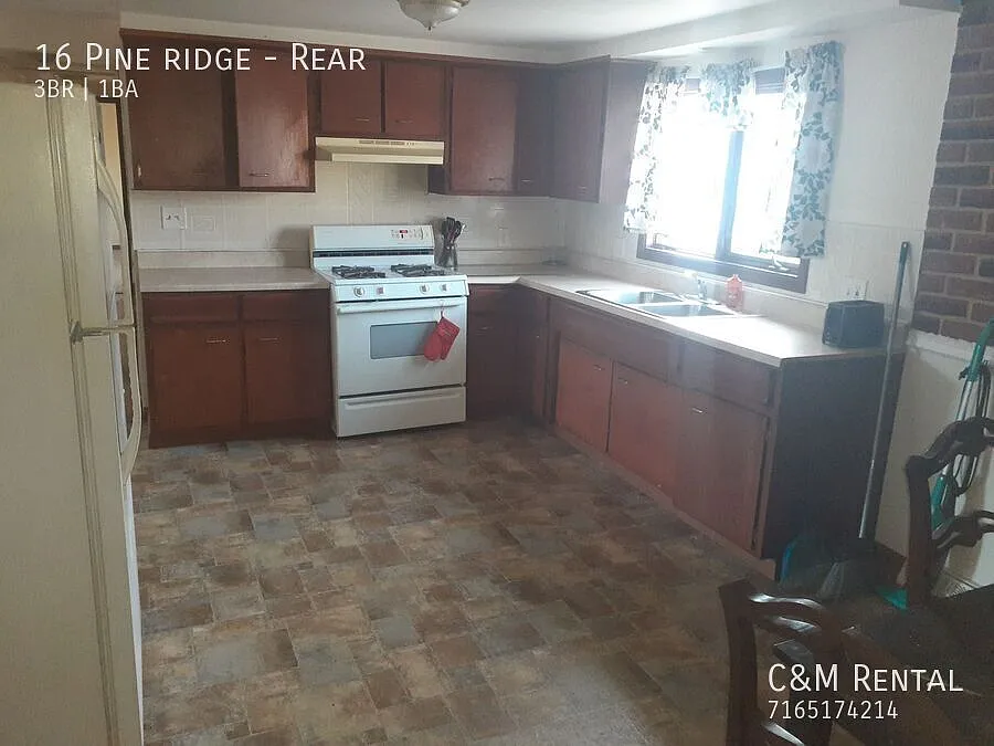 3bdrm 1bath — Photo 1
