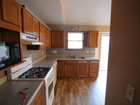 5th image of 303 Willow Creek Dr