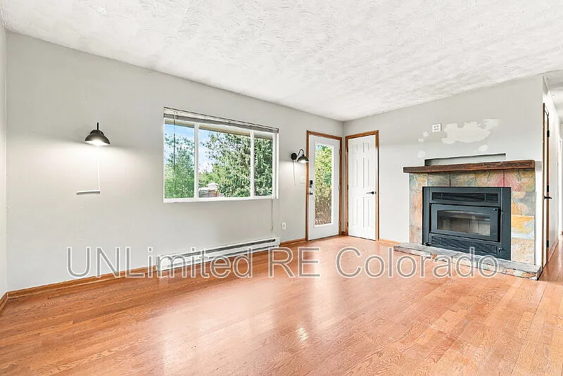 3 bed, 2.0 bath, 1978 sqft, $2,595 — Photo 2