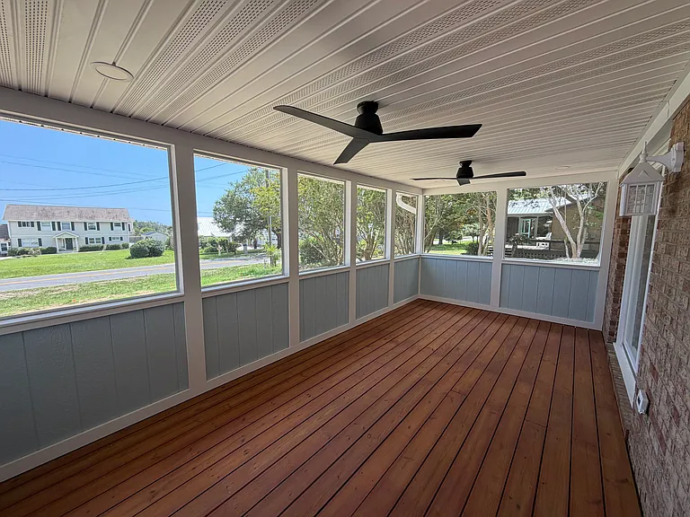 Large screened in porch.