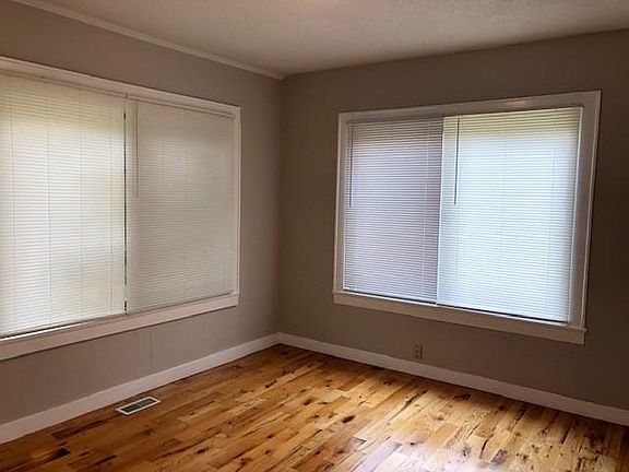 3rd image of 2343 Woodbine Ave