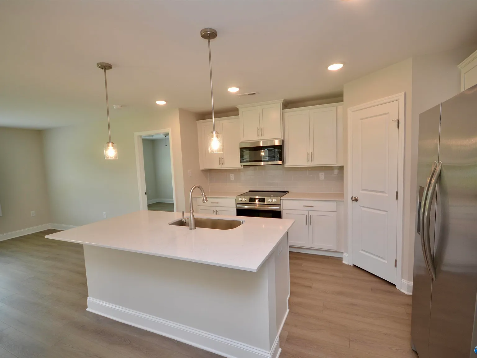 3 bed, 2.0 bath, 1620 sqft, $1,900 — Photo 4