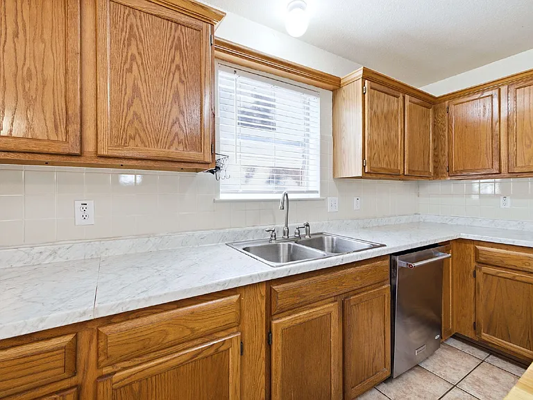 832 Dimrock — Photo 17
