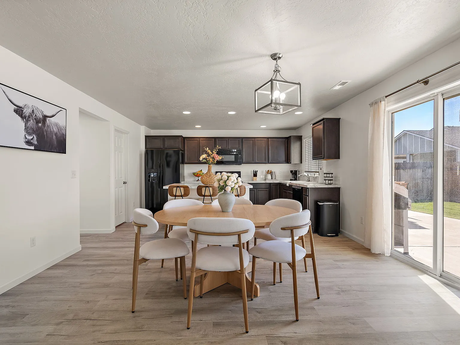 5 bed, 2.5 bath, 2390 sqft, $8,200 — Photo 4