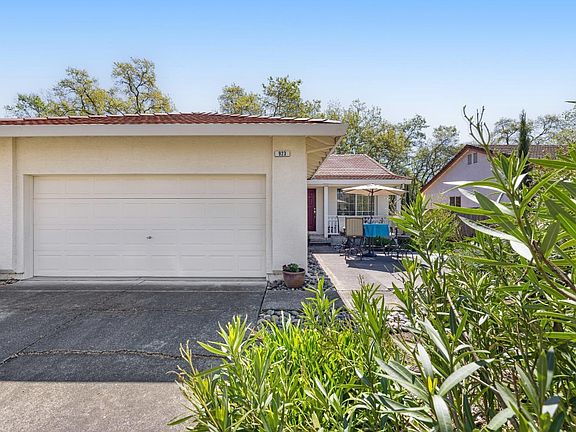 3rd image of 923 Foothill Drive