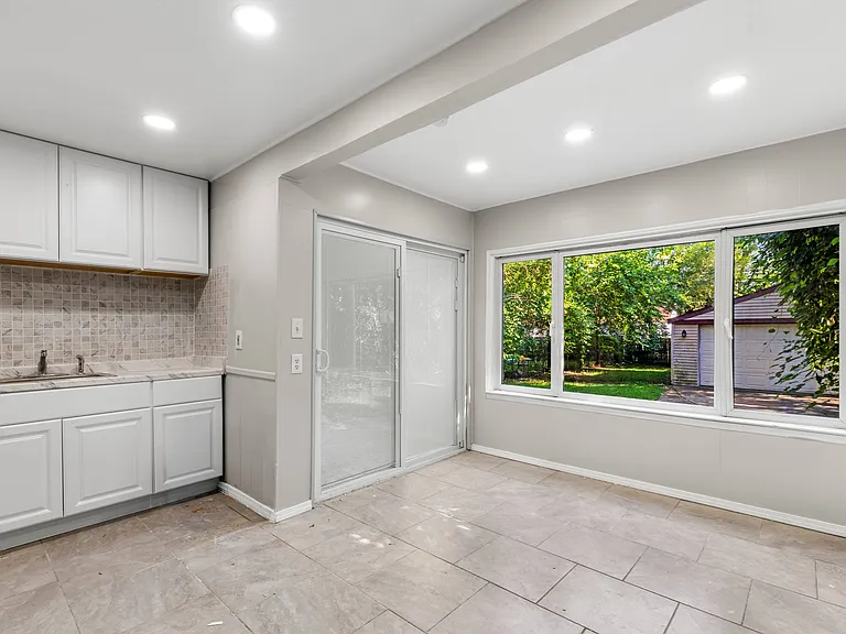 25477 Hopkins St — Photo 14