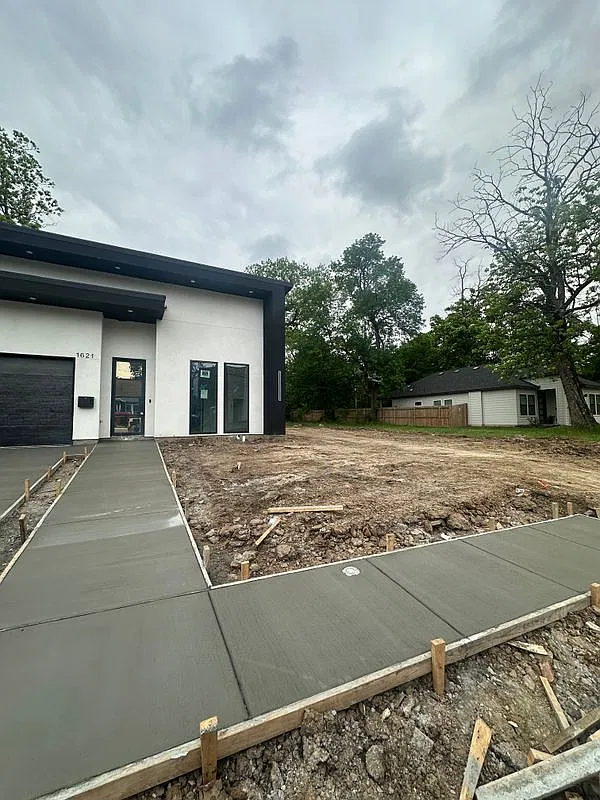 4 bed, 4.5 bath, 2100 sqft, $3,200 — Photo 2