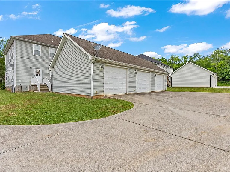 410 Ashbury Cir — Photo 20